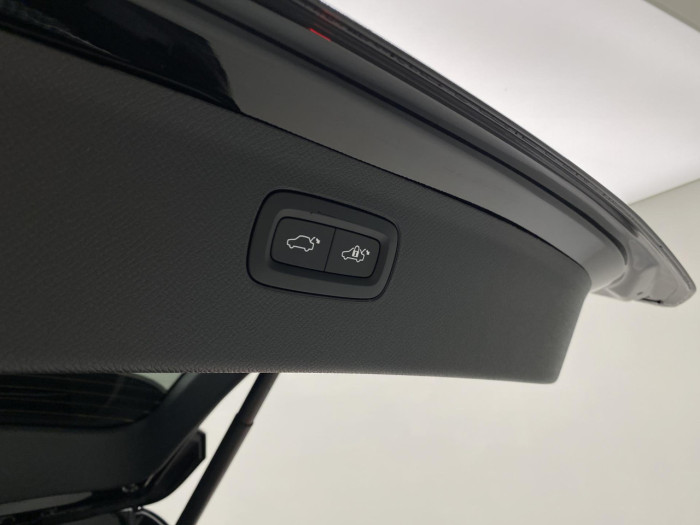 Volvo XC90 T8 AWD Plug-in DARK ULTRA na operativní leasing