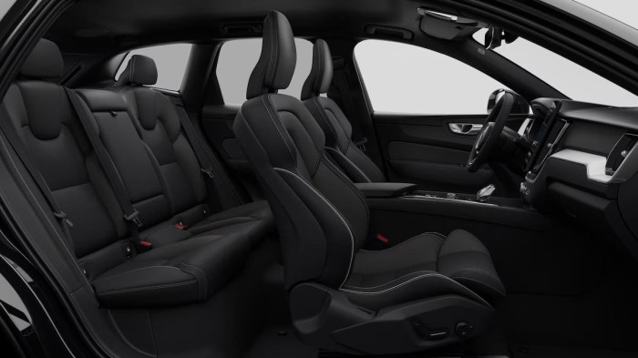 Volvo XC60 B5 AWD AUT PLUS BLACK EDITION na operativní leasing