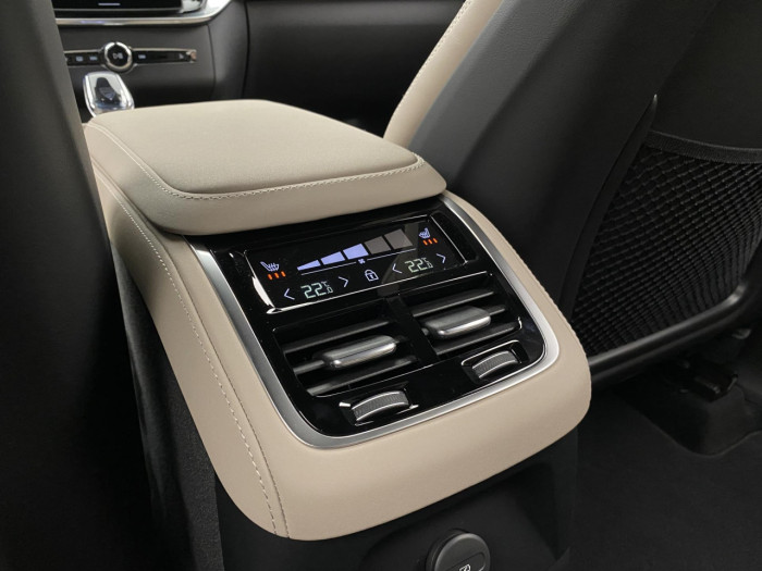 Volvo XC90 T8 AWD Plug-in BRIGHT PLUS 7m na operativní leasing