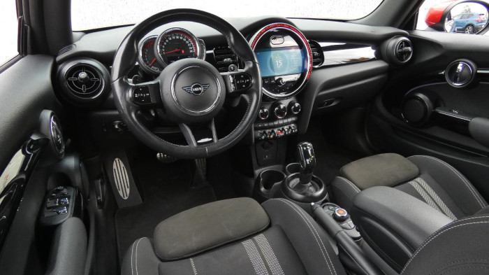 Volvo XC40 B3 PLUS DARK DCT na operativní leasing