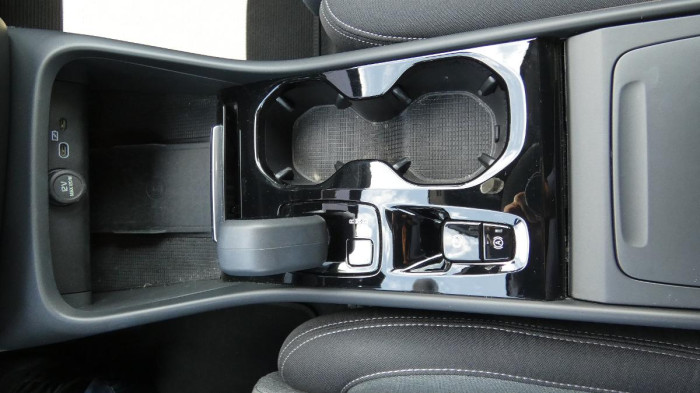 Volvo XC40 B3 mHEV Plus Dark aut. na operativní leasing