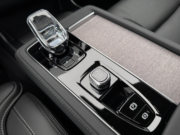 Volvo XC90 B5 AWD AUT DARK ULTRA 7-míst na operativní leasing