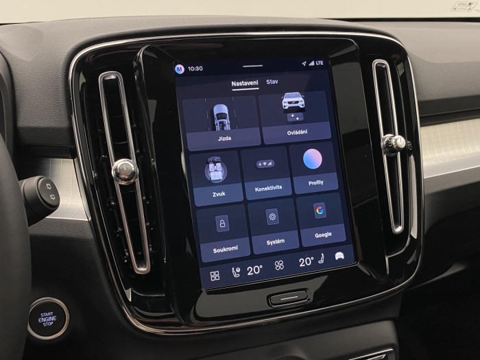 Volvo XC40 B3 AUT DARK PLUS na operativní leasing