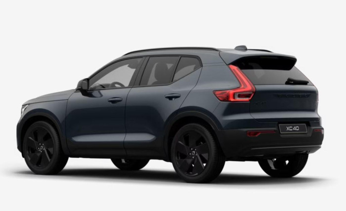 Volvo XC40 B3 AUT PLUS BLACK EDITION na operativní leasing