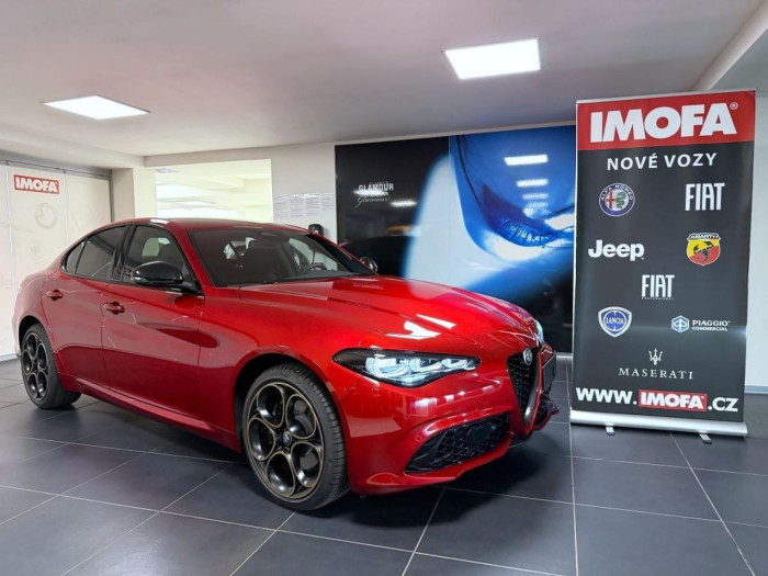 Alfa Romeo Giulia 2.0T 280k AT8 ZF Q4 4x4 Intensa *494* na operativní leasing