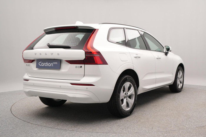 Volvo XC60 B5 AWD AUT ESSENTIAL na operativní leasing