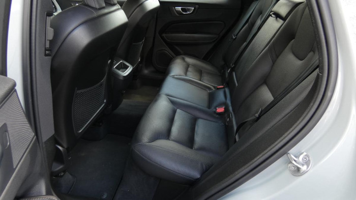 Volvo XC60 B4 mHEV AWD Plus Dark na operativní leasing