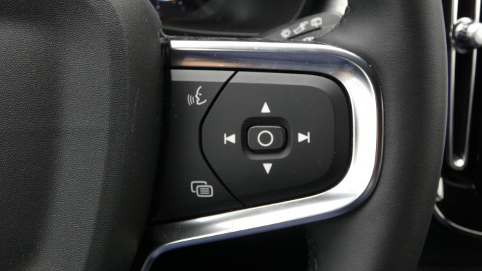 Volvo XC40 B4 FWD Core DCT na operativní leasing