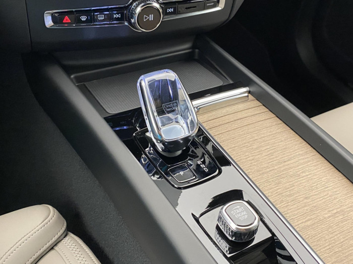 Volvo XC60 B5 AWD AUT DARK PLUS na operativní leasing