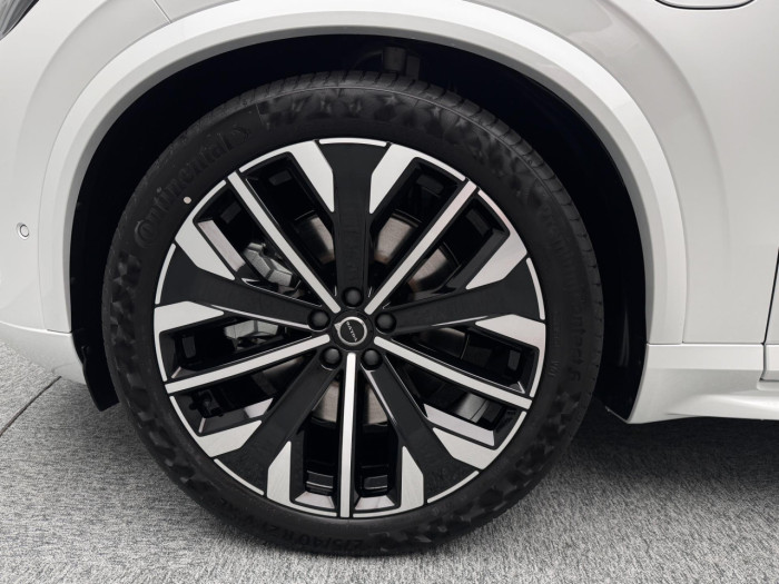 Volvo XC90 T8 AWD Plug-in ULTRA DARK 7m na operativní leasing