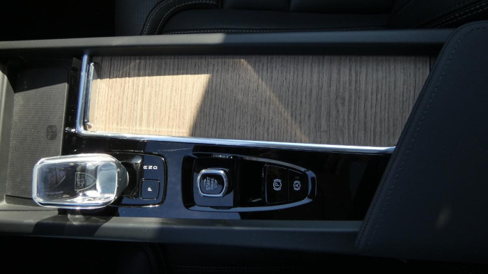 Volvo XC60 T8 Plug-In Hybdrid AWD aut. Ul na operativní leasing