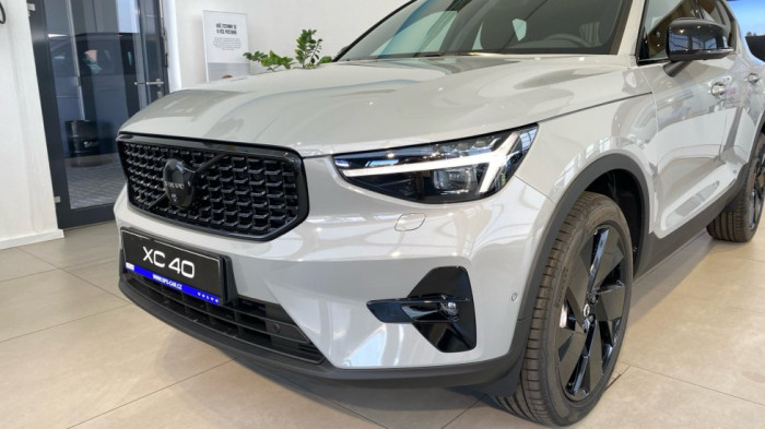 Volvo XC40 PLUS BLACK EDITION, B4 FWD, 145+10 kW / 197+14 HP na operativní leasing