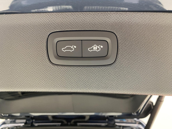 Volvo XC90 T8 AWD Plug-in DARK PLUS 7m na operativní leasing