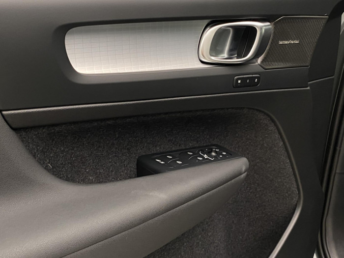 Volvo XC40 B3 AUT DARK PLUS na operativní leasing