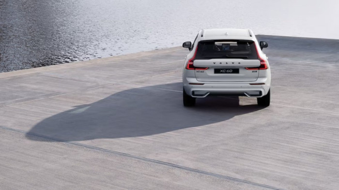 Volvo XC60 PLUS BLACK EDITION, B5 AWD, 184+10 kW / 250+14 HP na operativní leasing