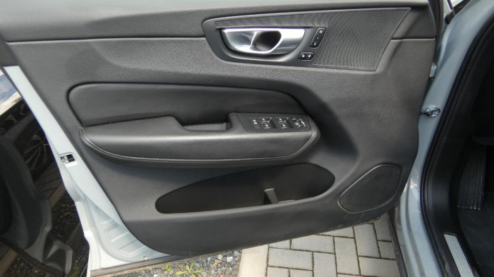 Volvo XC60 B4 mHEV AWD Plus Dark na operativní leasing