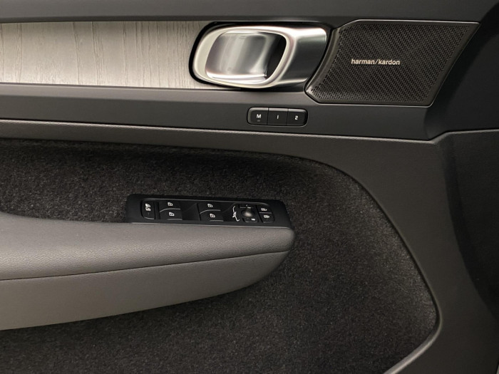 Volvo XC40 B4 AUT DARK PLUS na operativní leasing