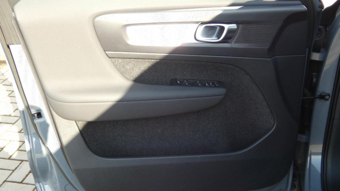 Volvo XC40 T2 FWD Momentum Core na operativní leasing