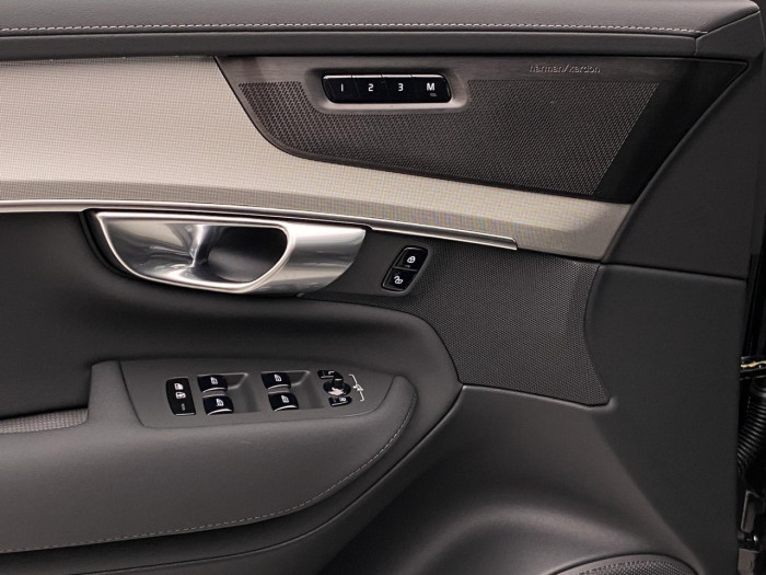 Volvo XC90 B5 AWD BLACK EDITION PLUS 7 na operativní leasing