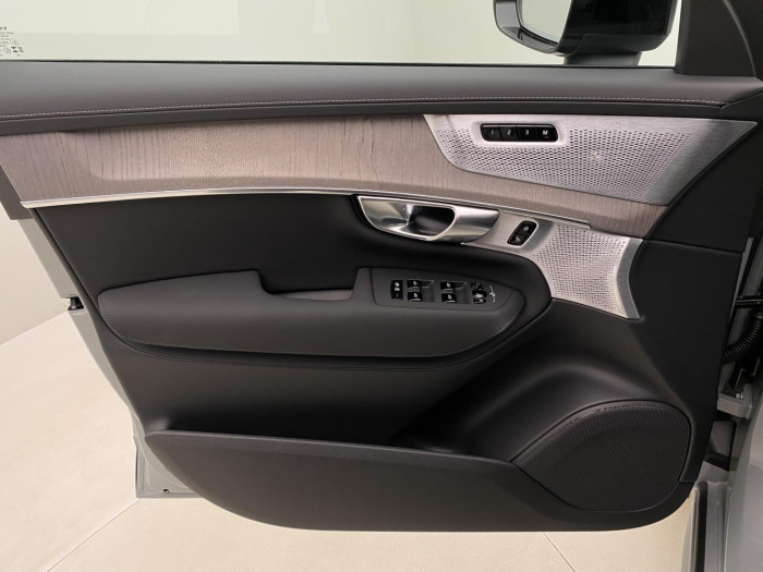 Volvo XC90 T8 AWD Plug-in DARK PLUS 7m na operativní leasing