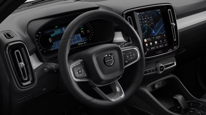 Volvo XC40 B3 AUT DARK PLUS na operativní leasing