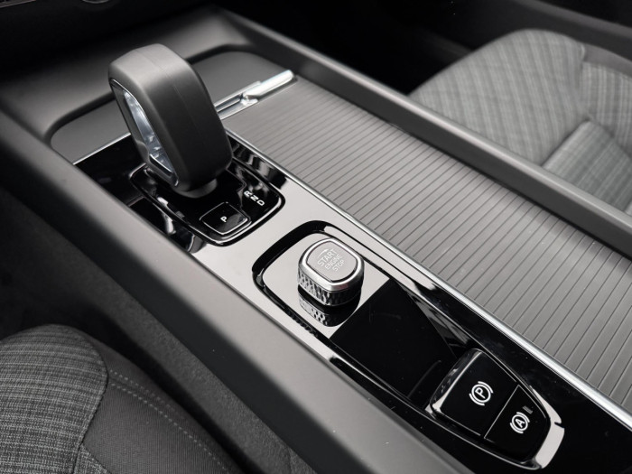 Volvo V60 B4 AUT CORE na operativní leasing