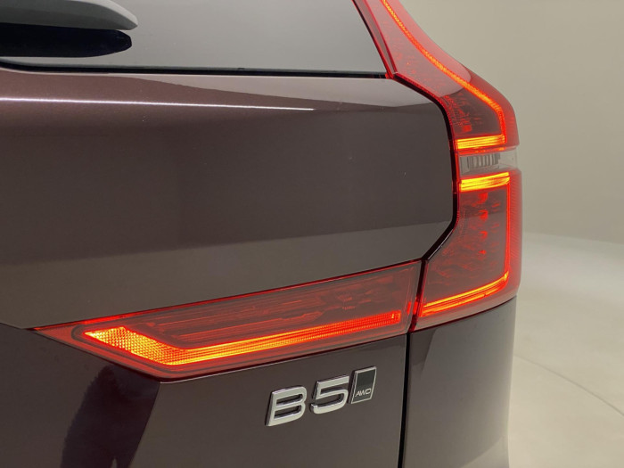 Volvo XC60 B5 AWD AUT DARK PLUS na operativní leasing