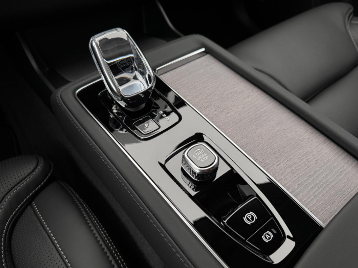 Volvo XC90 T8 AWD Plug-in BRIGHT PLUS 7m na operativní leasing