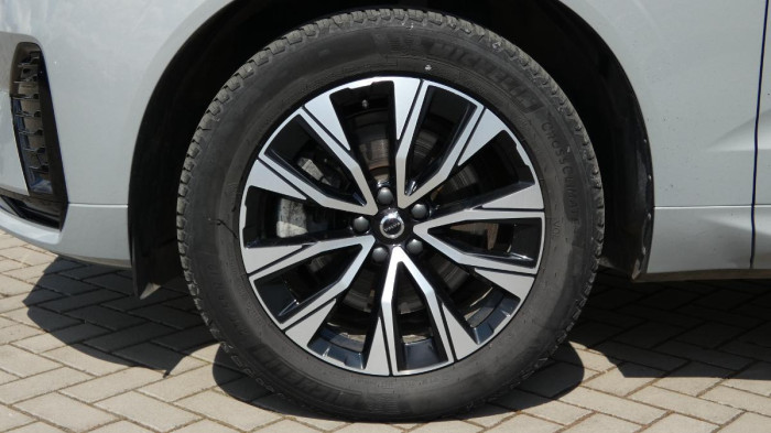 Volvo XC60 B4 mHEV AWD Plus Dark na operativní leasing