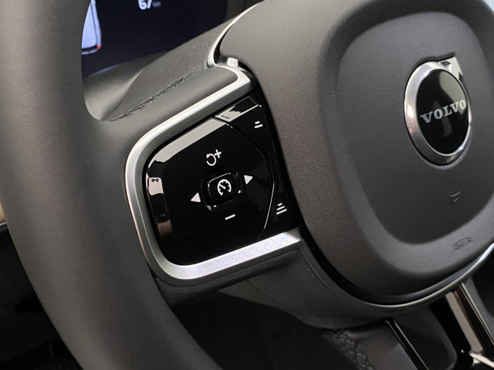 Volvo XC90 T8 AWD RECHARGE DARK PLUS 7m na operativní leasing