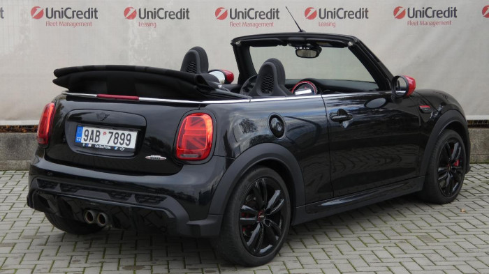 Volvo XC40 B3 PLUS DARK DCT na operativní leasing