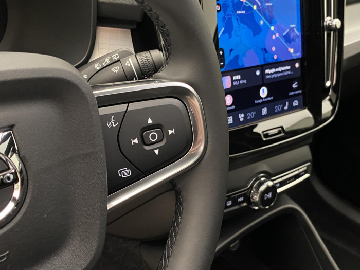Volvo XC40 B3 AUT DARK PLUS na operativní leasing
