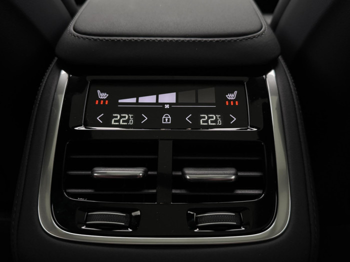 Volvo XC90 T8 AWD Plug-in ULTRA DARK 7m na operativní leasing