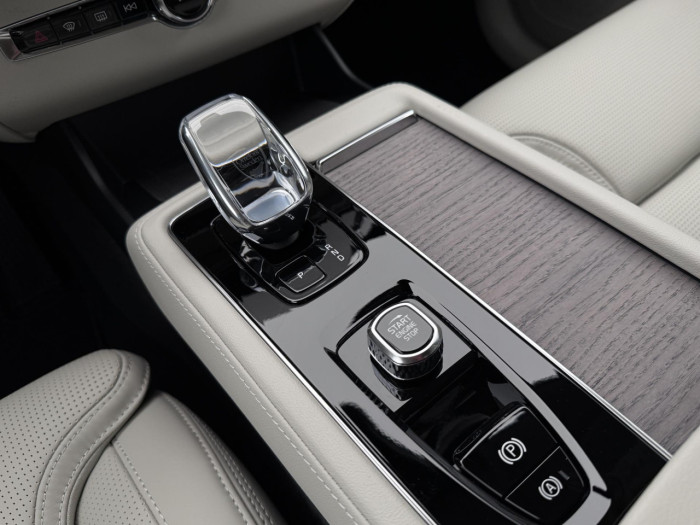 Volvo XC90 T8 AWD Plug-in BRIGHT PLUS 7m na operativní leasing
