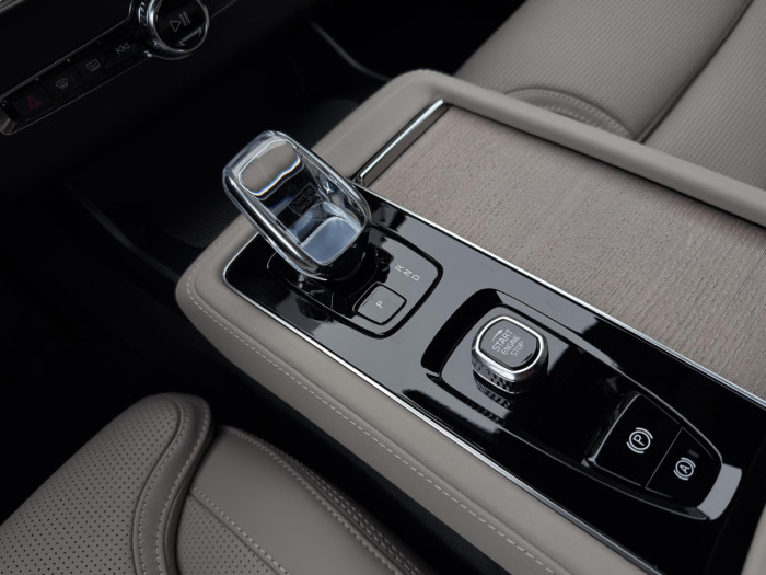 Volvo XC90 T8 AWD Plug-in BRIGHT PLUS 7m na operativní leasing