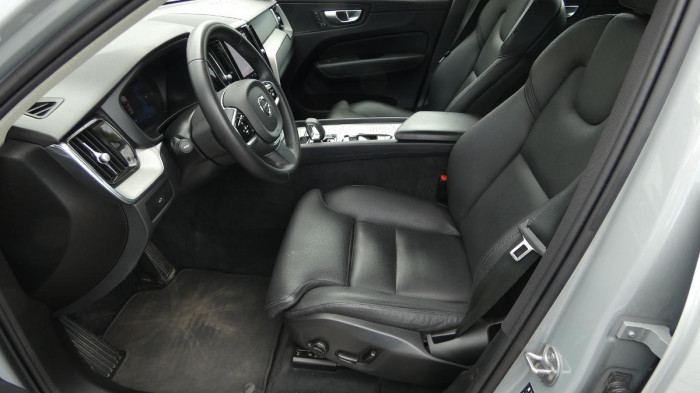 Volvo XC60 B4 mHEV AWD Plus Dark na operativní leasing