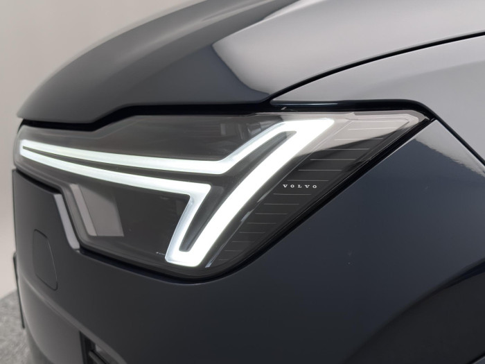 Volvo XC90 T8 AWD Plug-in ULTRA DARK 7m na operativní leasing