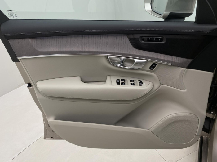 Volvo XC90 T8 AWD Plug-in BRIGHT PLUS 7m na operativní leasing