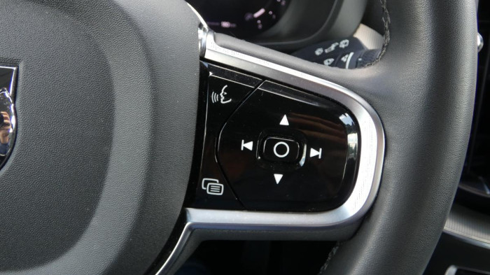 Volvo XC60 B4 mHEV AWD Plus Dark na operativní leasing