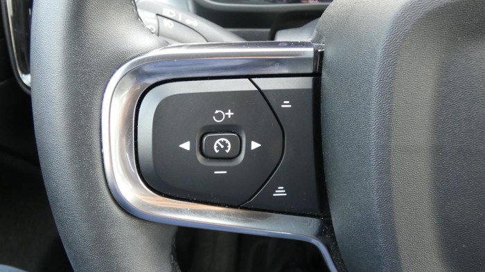 Volvo XC40 B3 mHEV Plus Dark aut. na operativní leasing