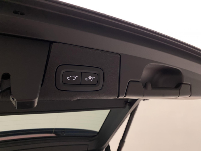 Volvo XC60 B5 AWD AUT DARK PLUS na operativní leasing