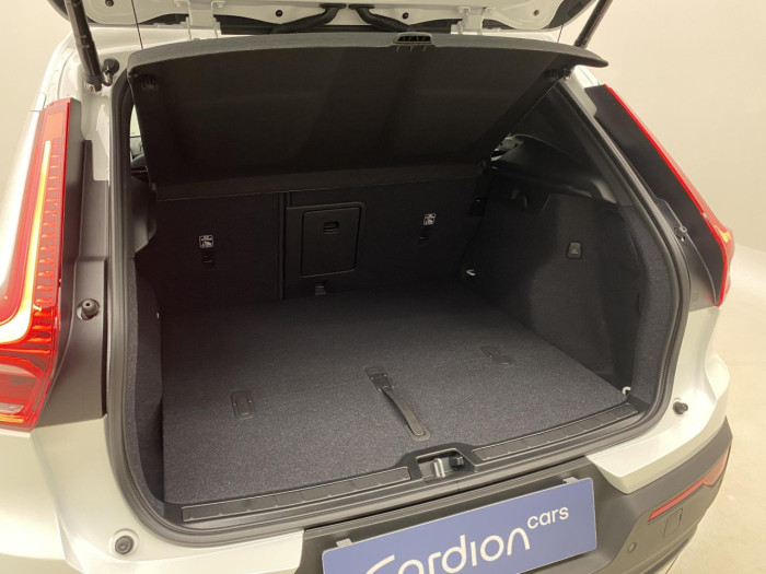 Volvo XC40 B4 AUT DARK PLUS na operativní leasing