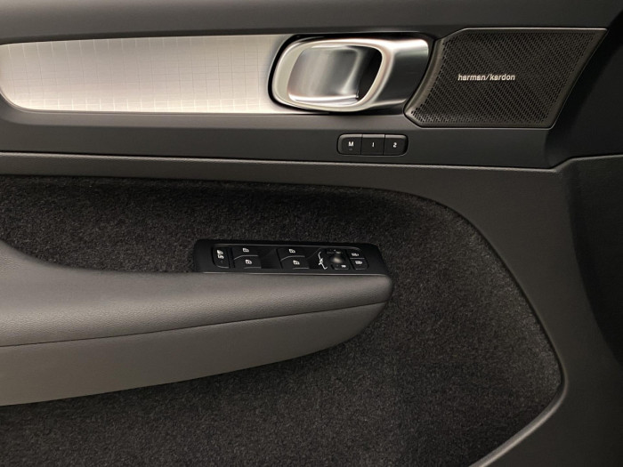 Volvo XC40 B3 AUT DARK PLUS na operativní leasing