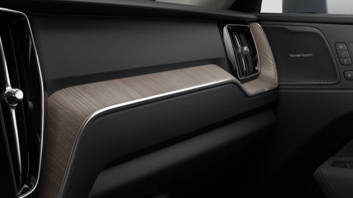 Volvo XC60 PLUS BRIGHT, B5 AWD, 184+10 kW / 250+14 HP na operativní leasing