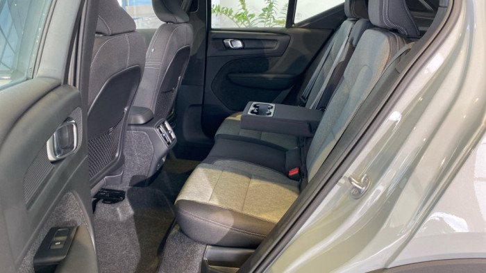 Volvo XC40 PLUS BLACK EDITION, B4 FWD, 145+10 kW / 197+14 HP na operativní leasing