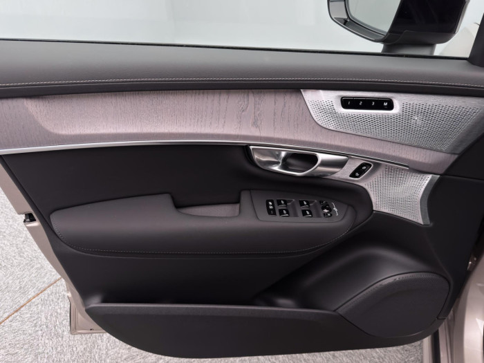 Volvo XC90 T8 AWD Plug-in ULTRA DARK 7m na operativní leasing