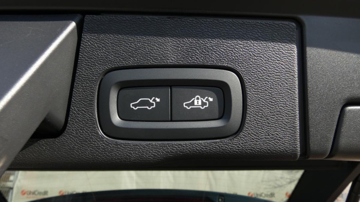 Volvo XC60 T8 Plug-In Hybdrid AWD aut. Ul na operativní leasing