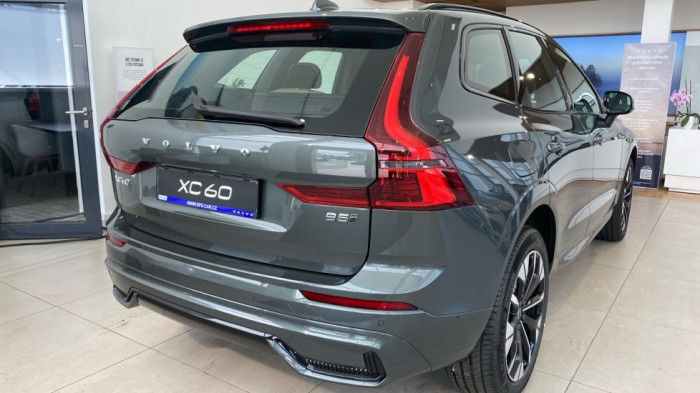 Volvo XC60 PLUS DARK, B5 AWD, 184+10 kW / 250+14 HP na operativní leasing