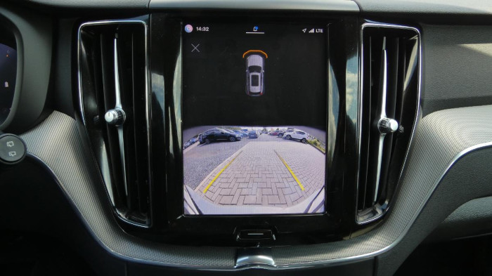 Volvo XC60 B4 mHEV AWD Plus Dark na operativní leasing