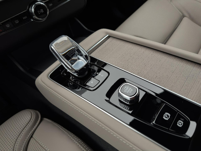 Volvo XC90 T8 AWD Plug-in DARK PLUS 7m na operativní leasing